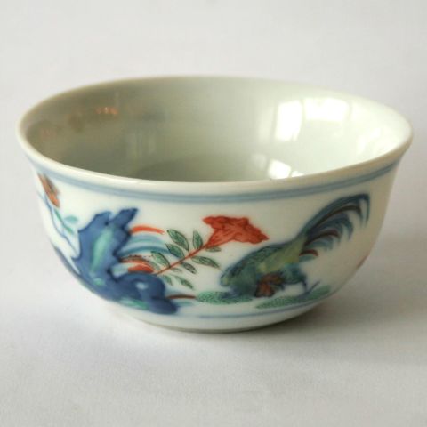 Bol en porcelaine Doucai à décors de coqs - Chine, XXe siècle